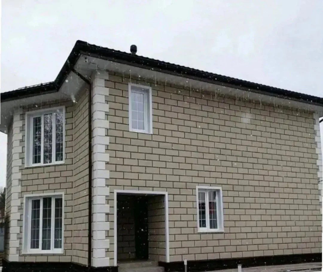 Дом, обшитый сайдингом, зимой
